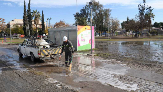 imagen Colapsó la cañería madre de Godoy Cruz y causó un desborde de aguas cloacales