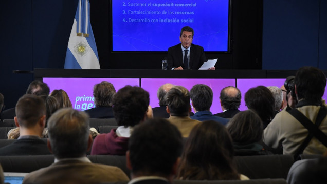 imagen Massa pasó por Mendoza y dejó varias promesas