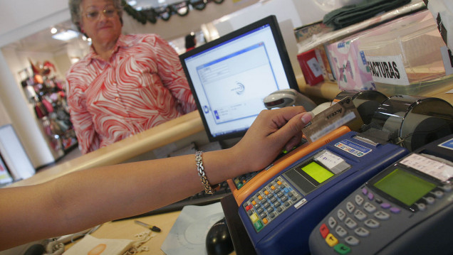 imagen Comerciantes deberán aceptar tarjeta de débito