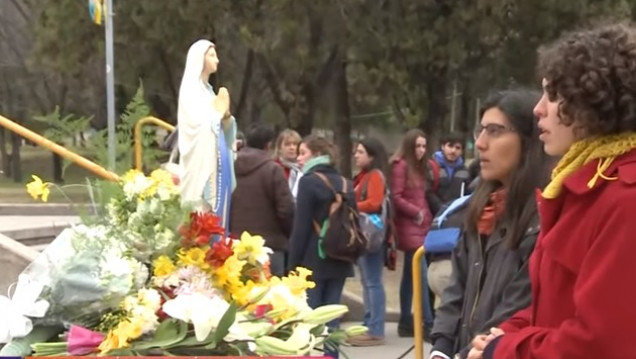 imagen UNCUYO: fieles volvieron a colocar la imagen de una virgen en la rotonda