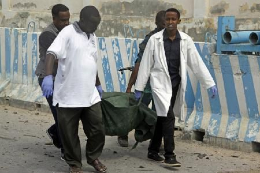 imagen Trece muertos tras un doble atentado en un aeropuerto de Somalia