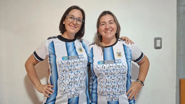 imagen Docentes crearon una camiseta de argentina con el abecedario en lengua de señas y sistema braille